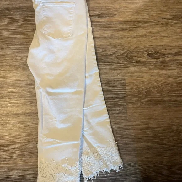 Vera wang white capri with crochet detail - Picture 2 of 5